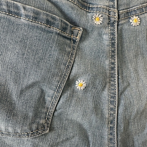 Style & Co women’s size 10 shorts, EUC, High Waisted, embroidered with daisies!! - Picture 3 of 9